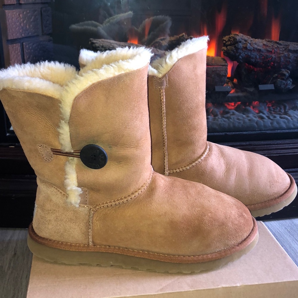 Chestnut Bailey Button UGGS